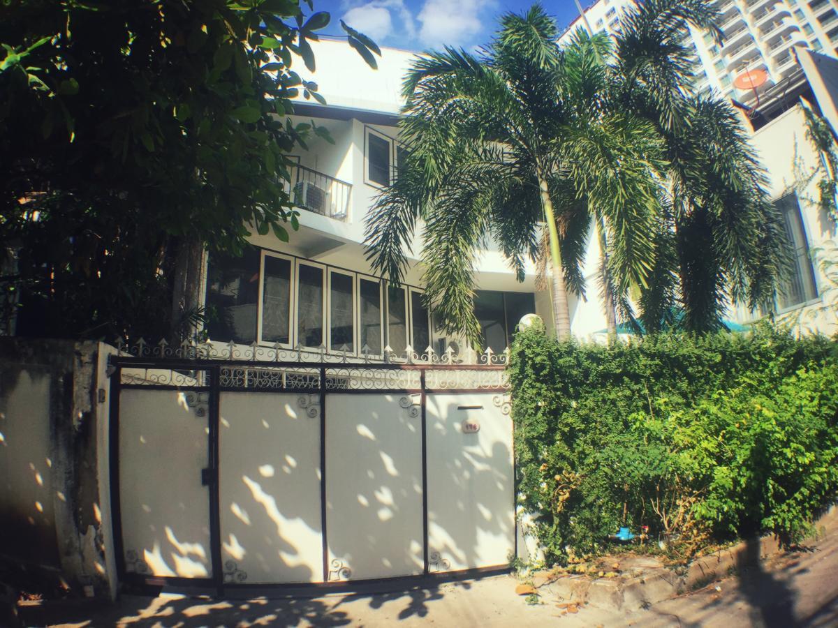 Lazy Blue House Hotel Bangkok Exterior photo